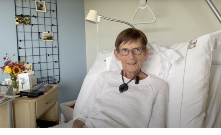 Persoon rechtopzittend in een bed
