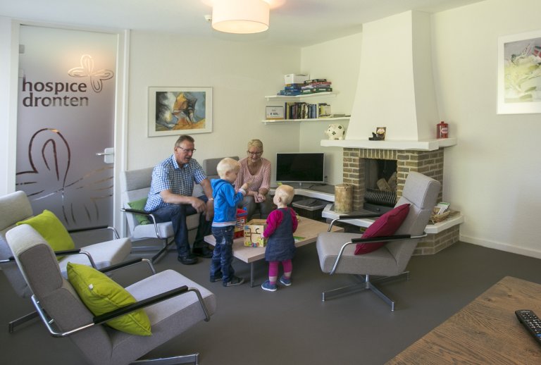 Vier personen in een huiskamer bij Hospice Dronten